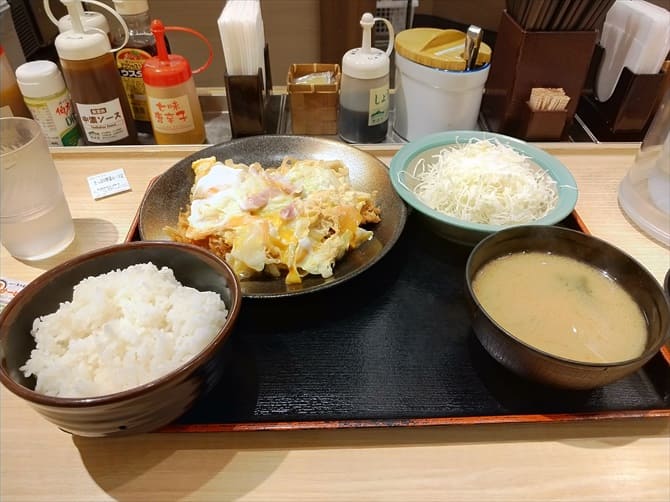 たっぷり野菜玉子とじロースかつ定食